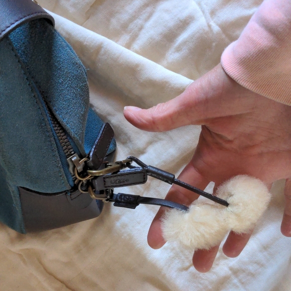 UGG blue suede bowler bag with leather and shearling trim - Picture 4 of 10